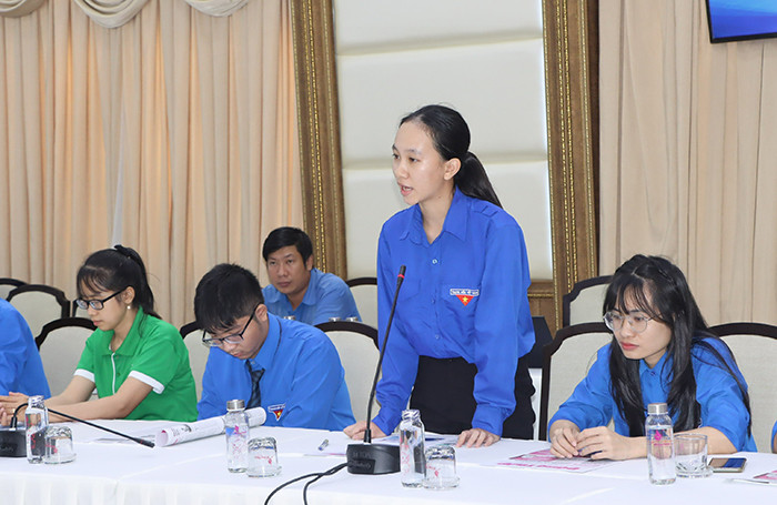 Học sinh Phan Nguyễn Hạnh An chia sẻ tại buổi gặp gỡ. Ảnh: V. Tiến Học sinh Phan Nguyễn Hạnh An chia sẻ tại buổi gặp gỡ. Ảnh: V. Tiến