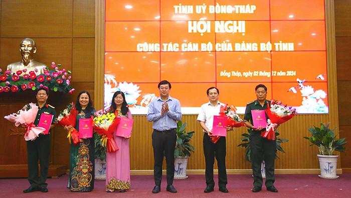 Bí thư Tỉnh ủy Đồng Tháp Lê Quốc Phong trao quyết định, tặng hoa và chúc mừng 5 tân Ủy viên Ban Chấp hành Đảng bộ tỉnh nhiệm kỳ 2020 - 2025. Ảnh. P. Lộc Bí thư Tỉnh ủy Đồng Tháp Lê Quốc Phong trao quyết định, tặng hoa và chúc mừng 5 tân Ủy viên Ban Chấp hành Đảng bộ tỉnh nhiệm kỳ 2020 - 2025. Ảnh. P. Lộc