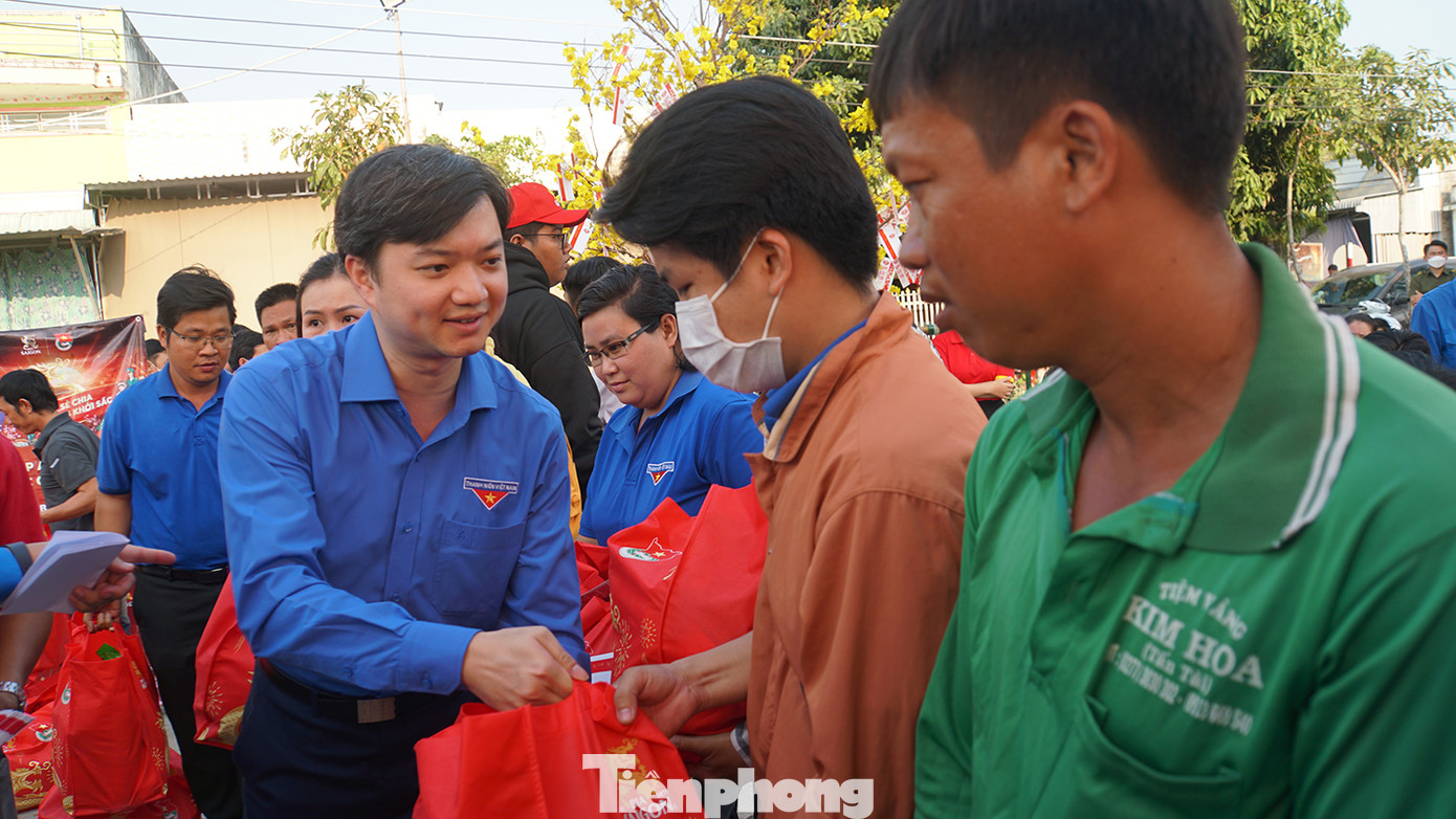 Tại chương trình, 350 phần quà Tết trị giá 700.000 đồng/phần, gồm bao lì xì 300.000 tiền mặt và các nhu yếu phẩm ngày Tết – đã được trao cho người dân, công nhân lao động tại địa phương. Ảnh: Hòa Hội