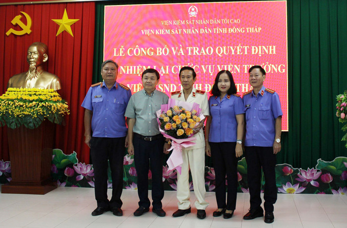 Phó Bí thư Thường trực Tỉnh ủy Đồng Tháp Phan Văn Thắng (thứ 2 từ trái sang) trao quyết định của Viện KSND Tối cao, tặng hoa chúc mừng ông Nguyễn Văn Hồng. Ảnh: CTT ĐT ĐT. Phó Bí thư Thường trực Tỉnh ủy Đồng Tháp Phan Văn Thắng (thứ 2 từ trái sang) trao quyết định của Viện KSND Tối cao, tặng hoa chúc mừng ông Nguyễn Văn Hồng. Ảnh: CTT ĐT ĐT.