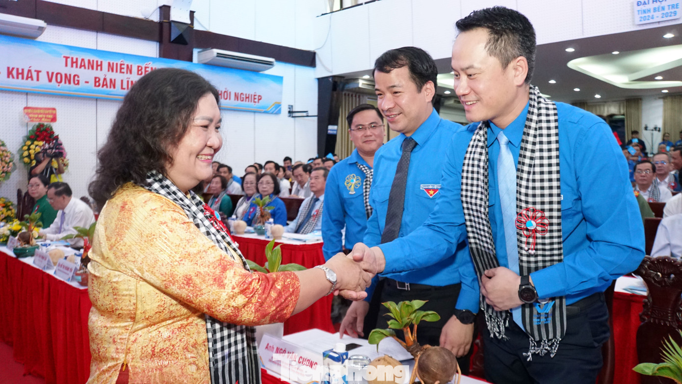 Bà Hồ Thị Hoàng Yến - Quyền Bí thư Tỉnh ủy Bến Tre bắt tay lãnh đạo Trung ương Đoàn, Trung ương Hội LHTN Việt Nam. Ảnh: Hòa Hội