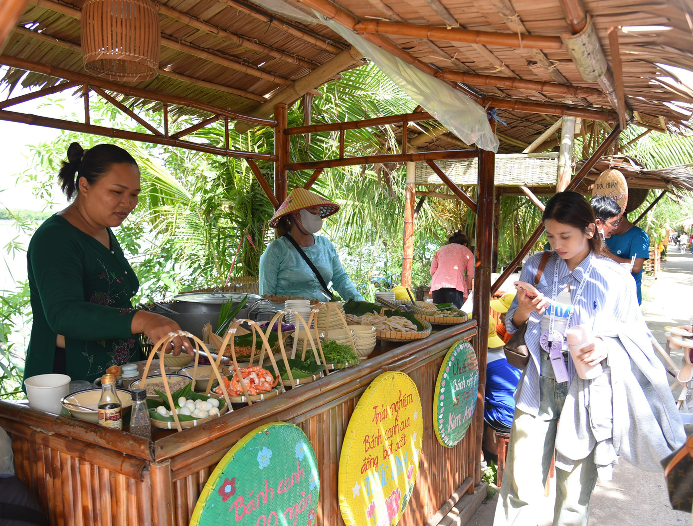 Bà Hồ Huệ Thu Hằng - Trưởng phòng Văn hóa thông tin TP. Cao Lãnh - cho biết, hiệu quả của mô hình chợ quê giúp liên kết nhà vườn với điểm bán và khách hàng, giải quyết việc làm, tăng thu nhập cho khoảng 70 hộ dân trên xã cù lao.