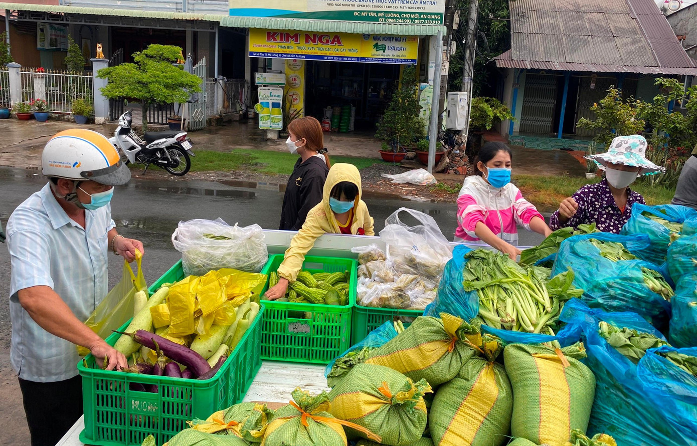 Những ngày này, len lỏi theo các con đường nông thôn, vùng sâu vùng xa của tỉnh An Giang bắt gặp hình ảnh các xe mang theo rau quả, nhu yếu phẩm do các bạn đoàn viên thanh niên chở trực tiếp đến tận nhà trao tặng người dân. - Ảnh: HĐ CM