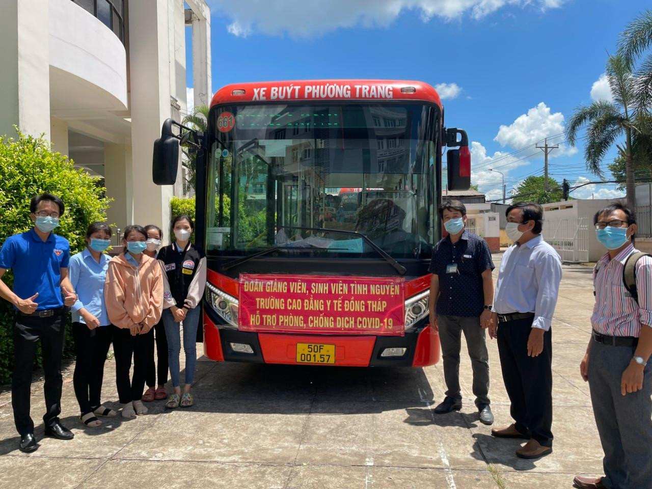Giảng viên, sinh viên Trường Cao đẳng y tế Đồng Tháp hỗ trợ công tác phòng, chống dịch tại các điểm nóng trên địa bàn tỉnh