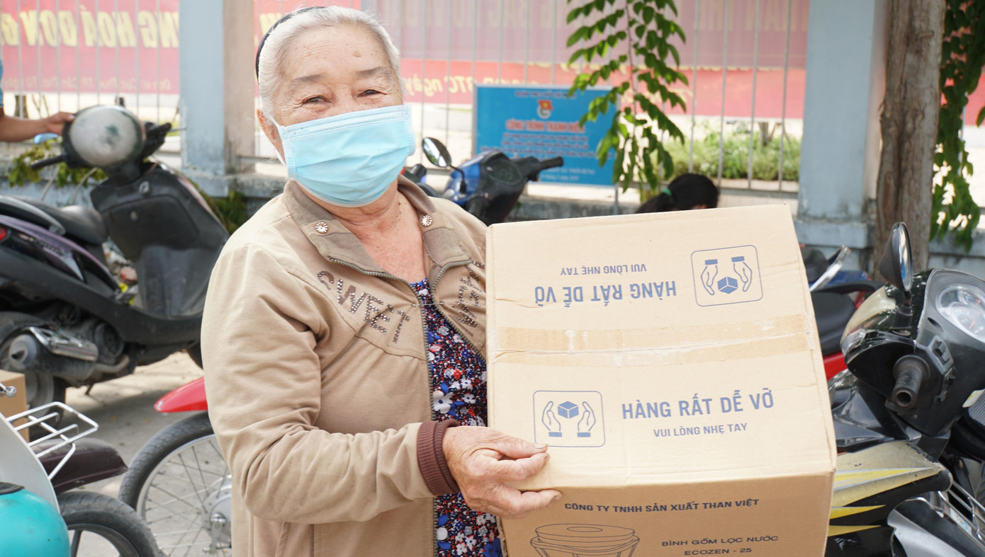 Cụ già nhận bình lọc nước sạch