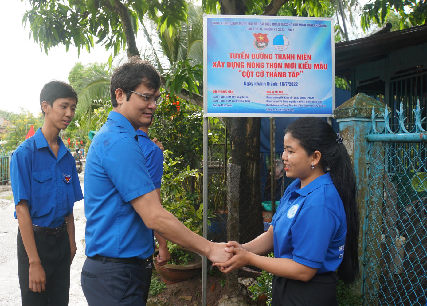 Bí thư thường trực Trung ương Đoàn Bùi Quang Huy động viên Sinh viên tình nguyện Trường Đại học Kinh tế - Luật TPHCM. - Ảnh: Hòa Hội