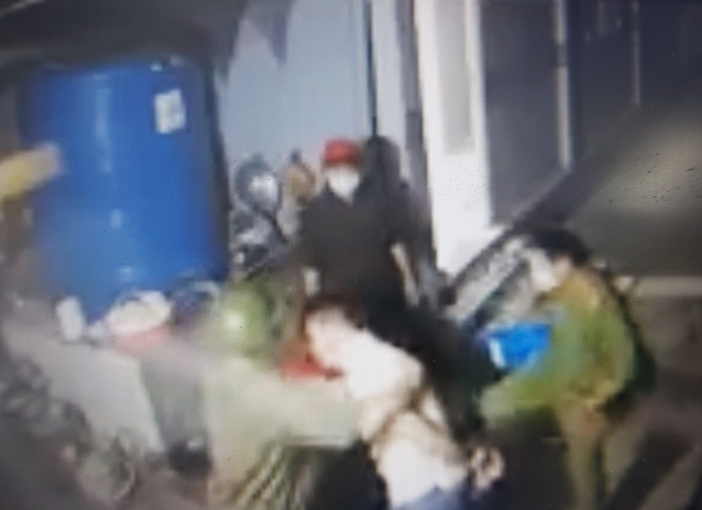 Clip công an xã đánh dân tại huyện Châu Thành, tỉnh Bến Tre. Ảnh: Cắt từ clip