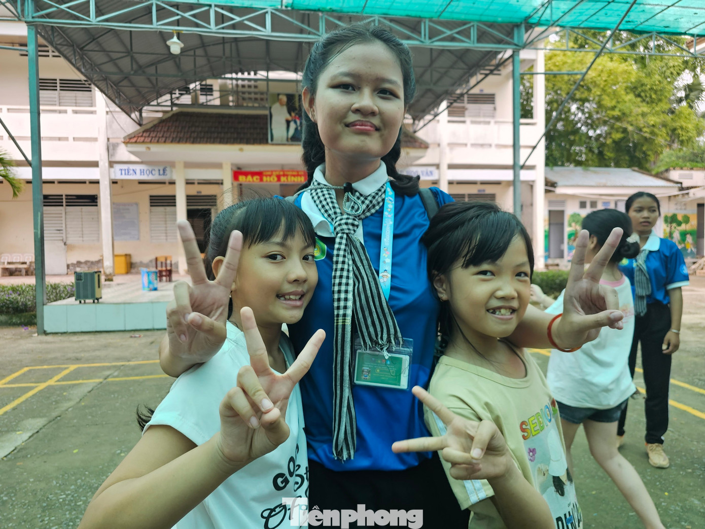 Bạn Nguyễn Ngọc Thanh Tuyền bên cạnh các em nhỏ vùng biên. Ảnh: Hòa Hội