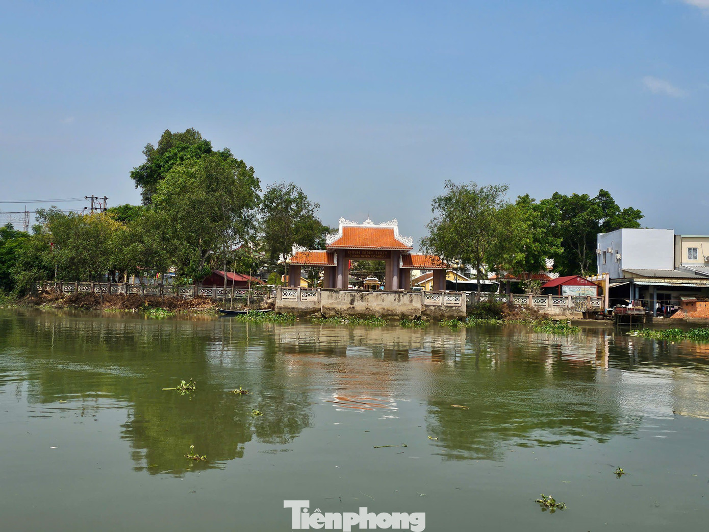 Theo sử sách, đến đầu thế kỷ 20 (khoảng năm 1908), làng Bình Thủy được đổi tên thành làng Long Tuyền (do rạch Bình Thủy có hình tựa con rồng nằm), nên người dân nơi đây còn gọi là đình thần Long Tuyền hay Long Tuyền Cổ Miếu. Ảnh: Hòa Hội.