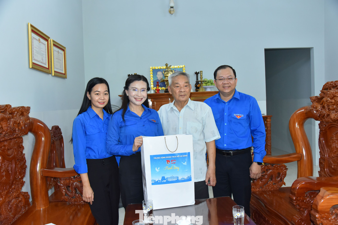 Chị Nguyễn Phạm Duy Trang - Bí thư Trung ương Đoàn cùng Lãnh đạo Tỉnh Đoàn Đồng Tháp thăm hỏi, tặng quà Anh Hùng lực lượng vũ trang nhân dân Đoàn Phước Truyền.