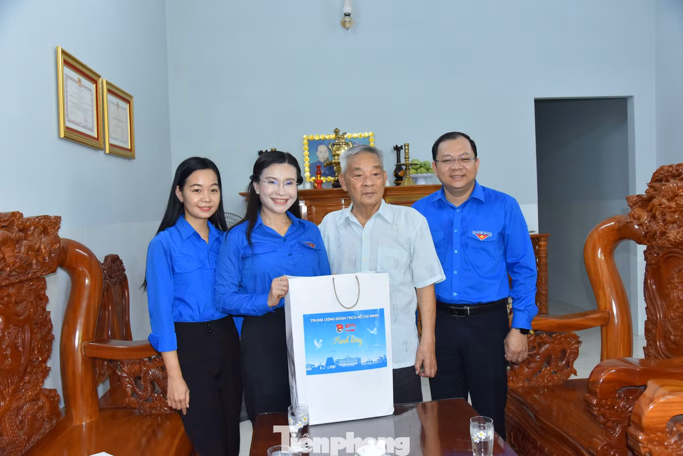 Chị Nguyễn Phạm Duy Trang - Bí thư Trung ương Đoàn cùng Lãnh đạo Tỉnh Đoàn Đồng Tháp thăm hỏi, tặng quà Anh Hùng lực lượng vũ trang nhân dân Đoàn Phước Truyền.