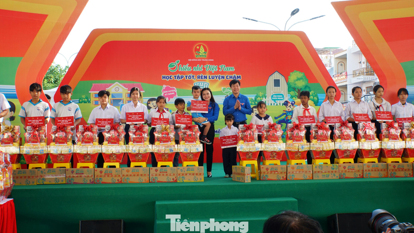 Chị Nguyễn Phạm Duy Trang - Bí thư T.Ư Đoàn, Chủ tịch Hội đồng Đội Trung ương tặng quà cho thiếu nhi An Giang. Ảnh: Hòa Hội Chị Nguyễn Phạm Duy Trang - Bí thư T.Ư Đoàn, Chủ tịch Hội đồng Đội Trung ương tặng quà cho thiếu nhi An Giang. Ảnh: Hòa Hội