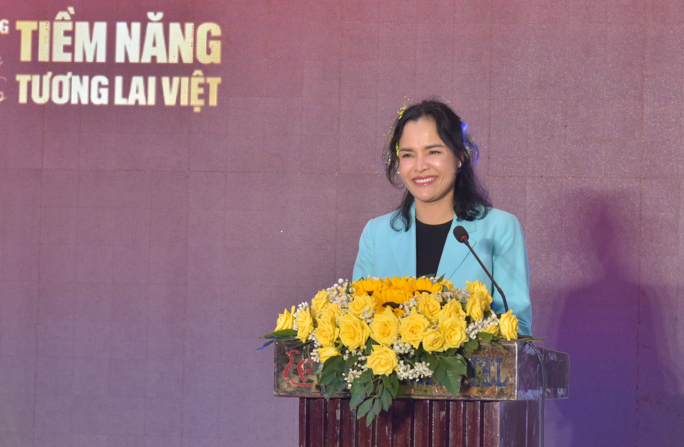 Bà Phạm Thị Bích Huệ, Phó chủ tịch Hội Doanh nhân trẻ Việt Nam phát biểu tại diễn đàn. Ảnh: Hòa Hội