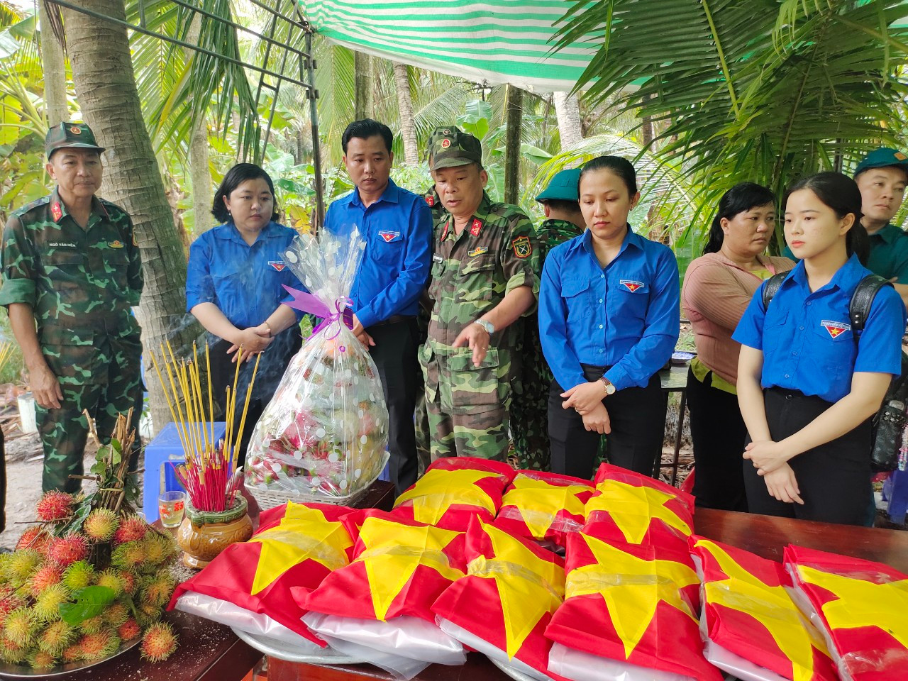 Tỉnh Đoàn Bến Tre viếng anh linh các liệt sĩ vừa được phát hiện, quy tập tại ấp Bình Phú, xã Châu Bình, huyện Giồng Trôm. Ảnh: TĐ BT.