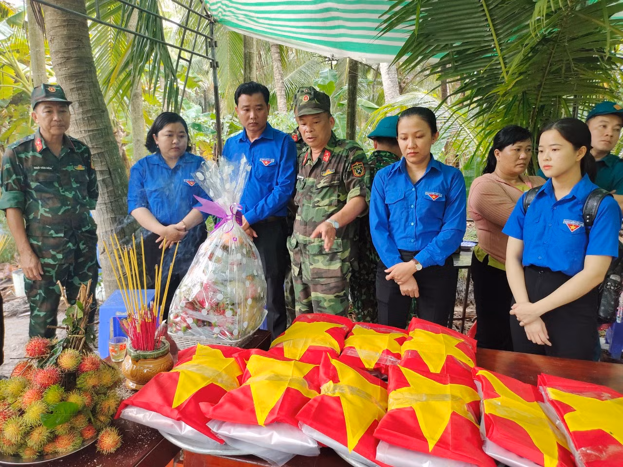 Tỉnh Đoàn Bến Tre viếng anh linh các liệt sĩ vừa được phát hiện, quy tập tại ấp Bình Phú, xã Châu Bình, huyện Giồng Trôm. Ảnh: TĐ BT.
