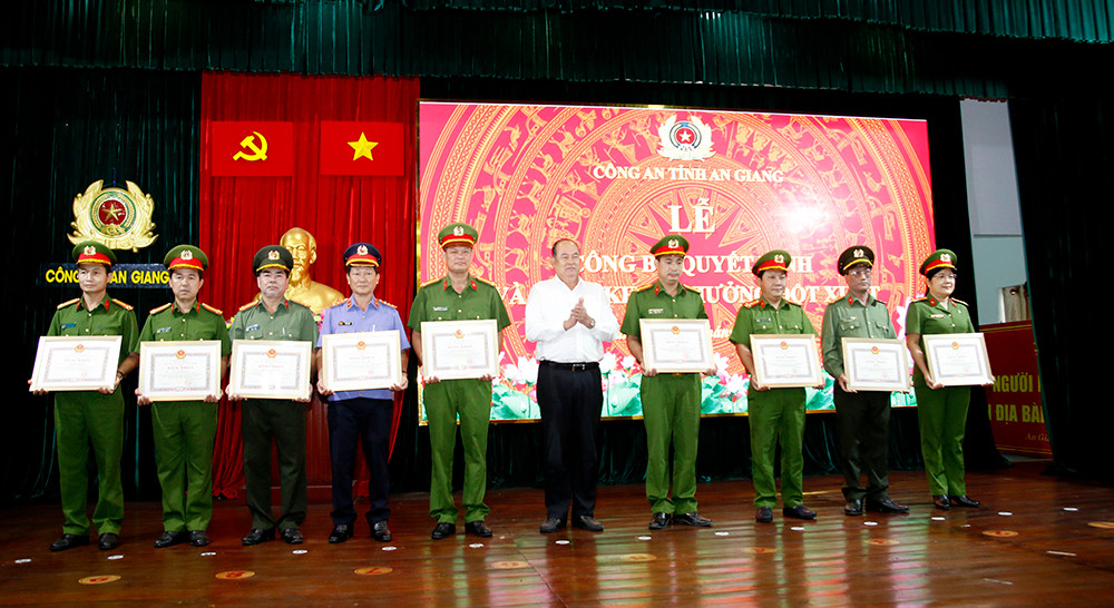 Chủ tịch UBND tỉnh An Giang tặng bằng khen cho các tập thể, cá nhân. Chủ tịch UBND tỉnh An Giang tặng bằng khen cho các tập thể, cá nhân.