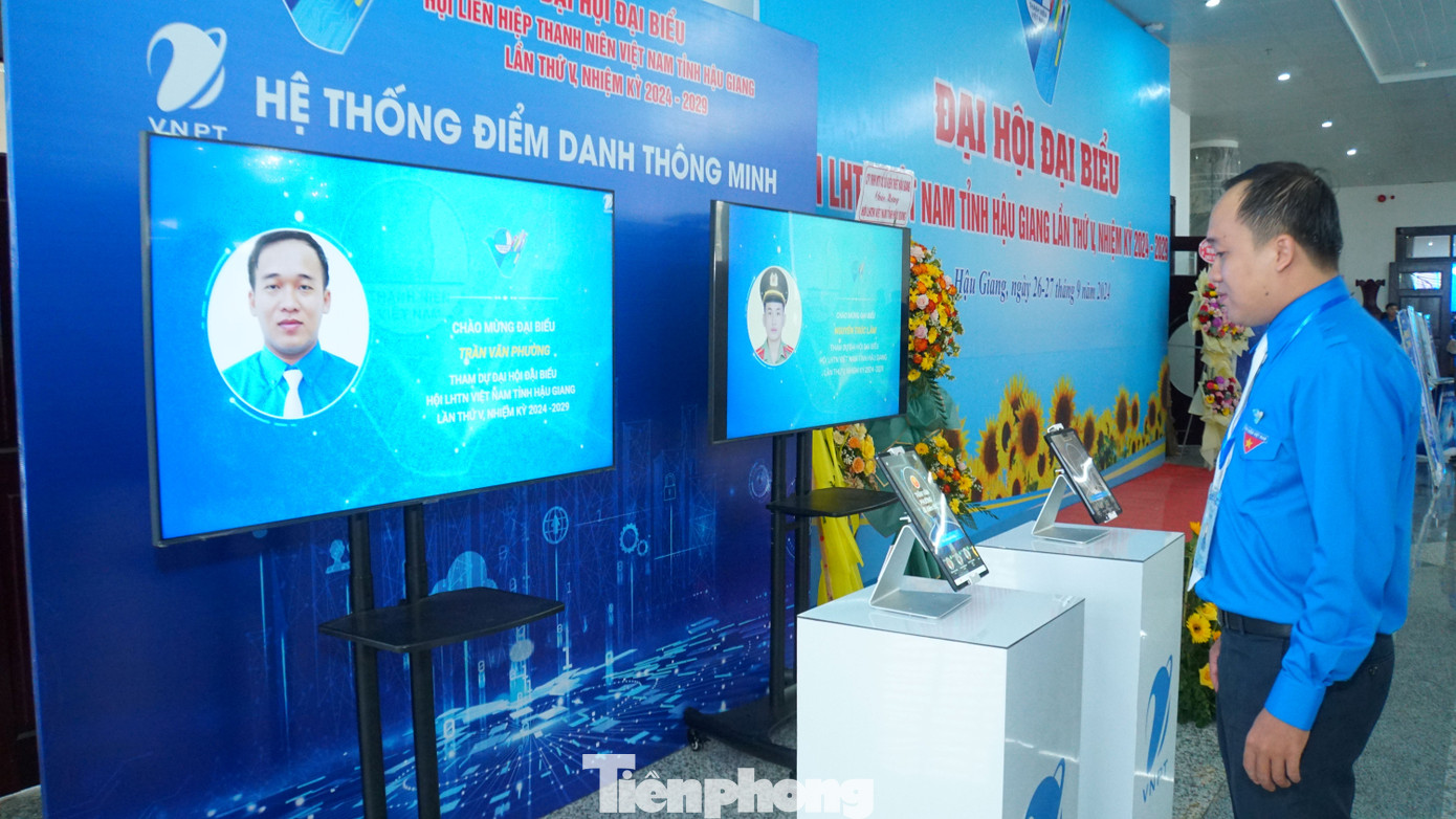 Đại biểu điểm danh điện tử.