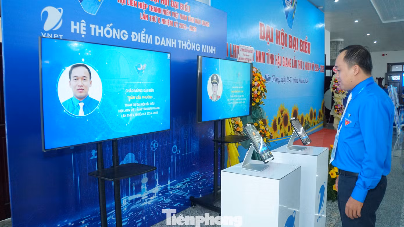 Đại biểu điểm danh điện tử.
