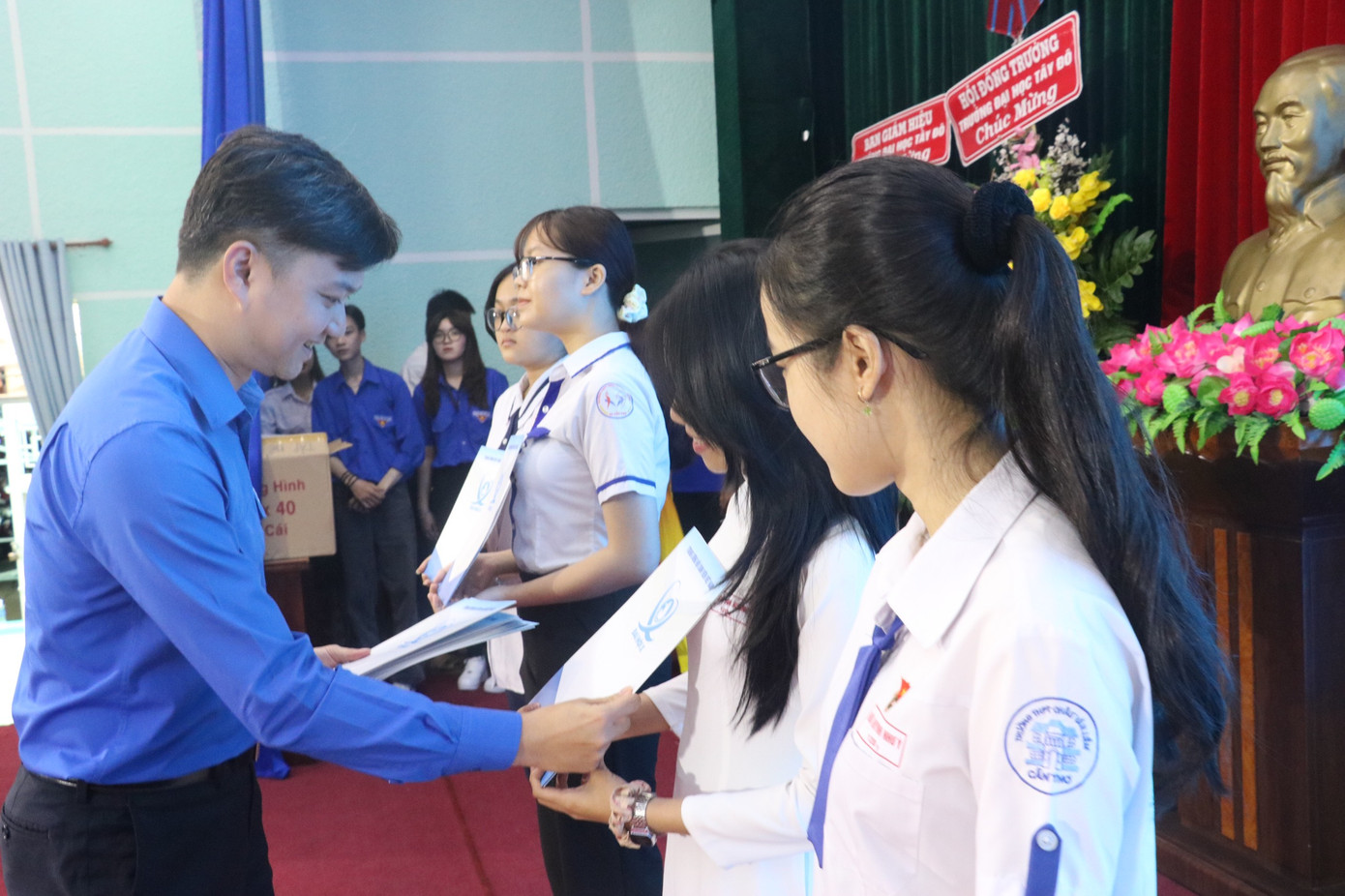 Anh Nguyễn Minh Triết tặng bằng khen cho các cá nhân xuất sắc. Anh Nguyễn Minh Triết tặng bằng khen cho các cá nhân xuất sắc.