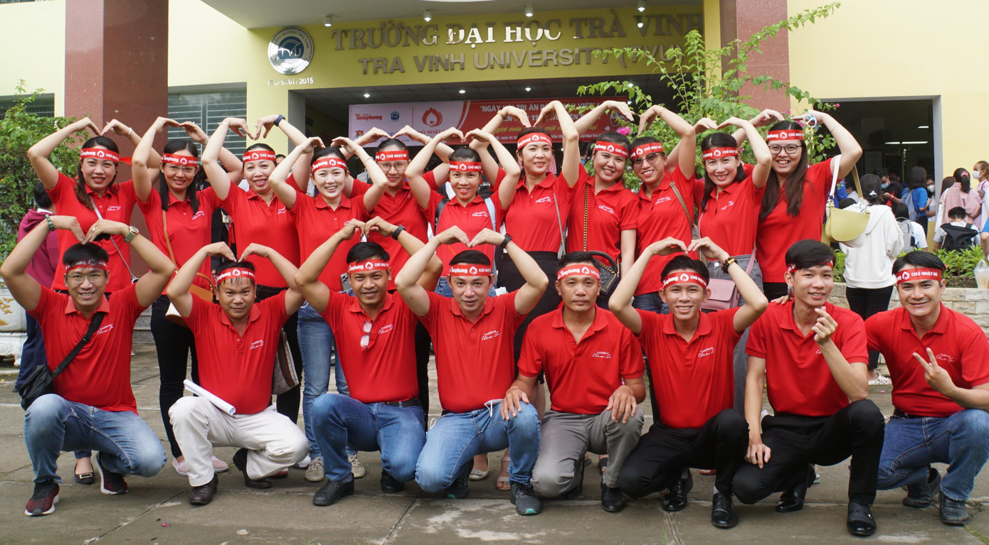 Cán bộ Mobifone chi nhánh Trà Vinh đồng hành và tham gia hiến máu tại Chủ nhật Đỏ. - Ảnh: Hòa Hội Bạn Đinh Thị Huỳnh Nhi phát biểu