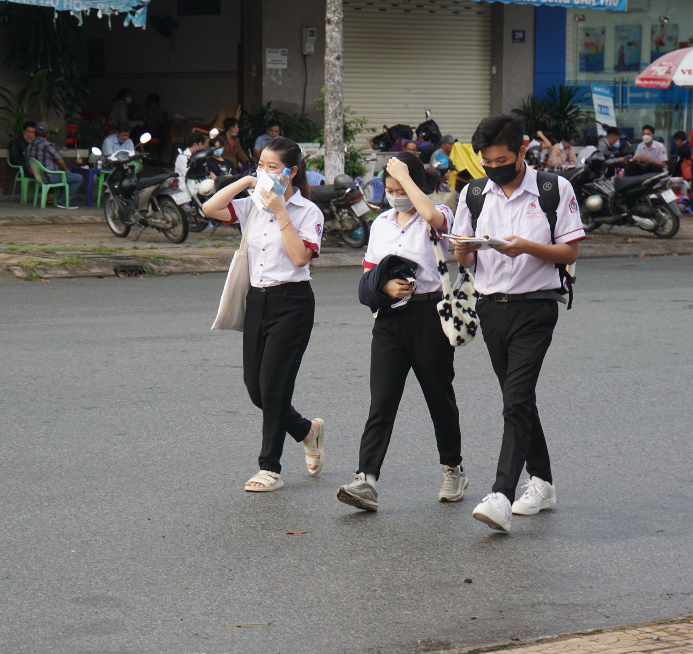 Thí sinh tranh thủ ôn bài Thí sinh tranh thủ ôn bài