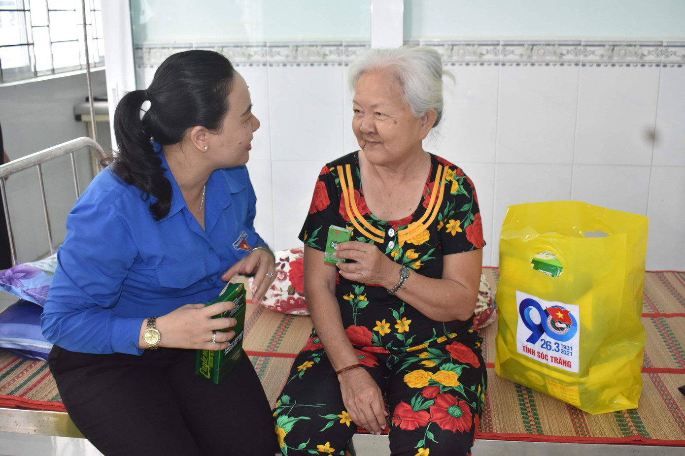 Chị Võ Kim Chuyền, Bí thư Tỉnh đoàn Sóc Trăng thăm hỏi cụ già Chị Võ Kim Chuyền, Bí thư Tỉnh đoàn Sóc Trăng thăm hỏi cụ già