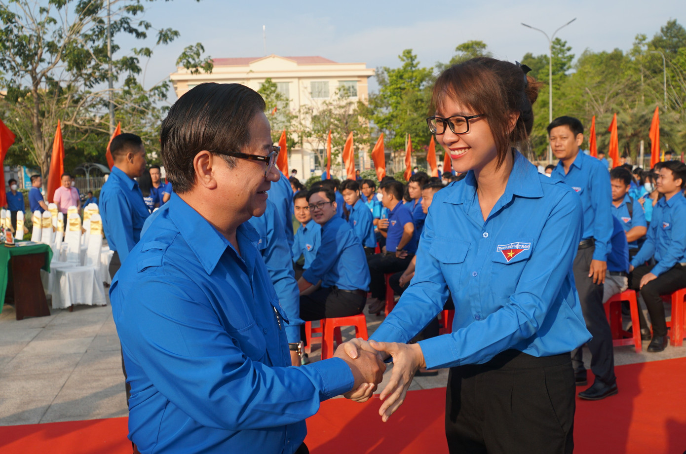 Chủ tịch UBND thành phố Cần Thơ Trần Việt Trường động viên thanh niên. Ảnh: Hòa Bình