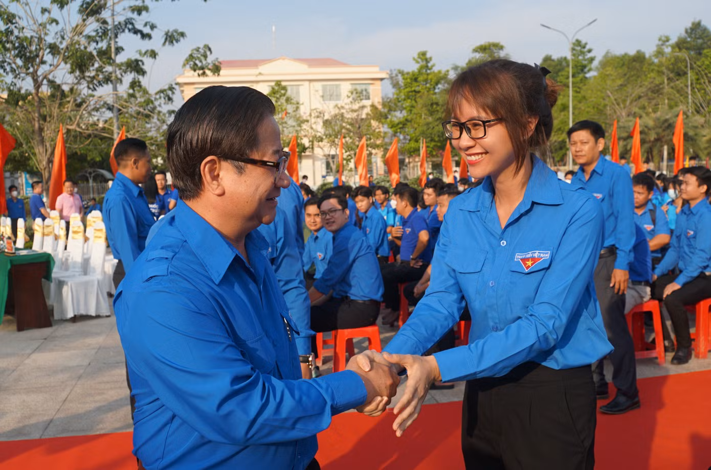 Chủ tịch UBND thành phố Cần Thơ Trần Việt Trường động viên thanh niên. Ảnh: Hòa Bình