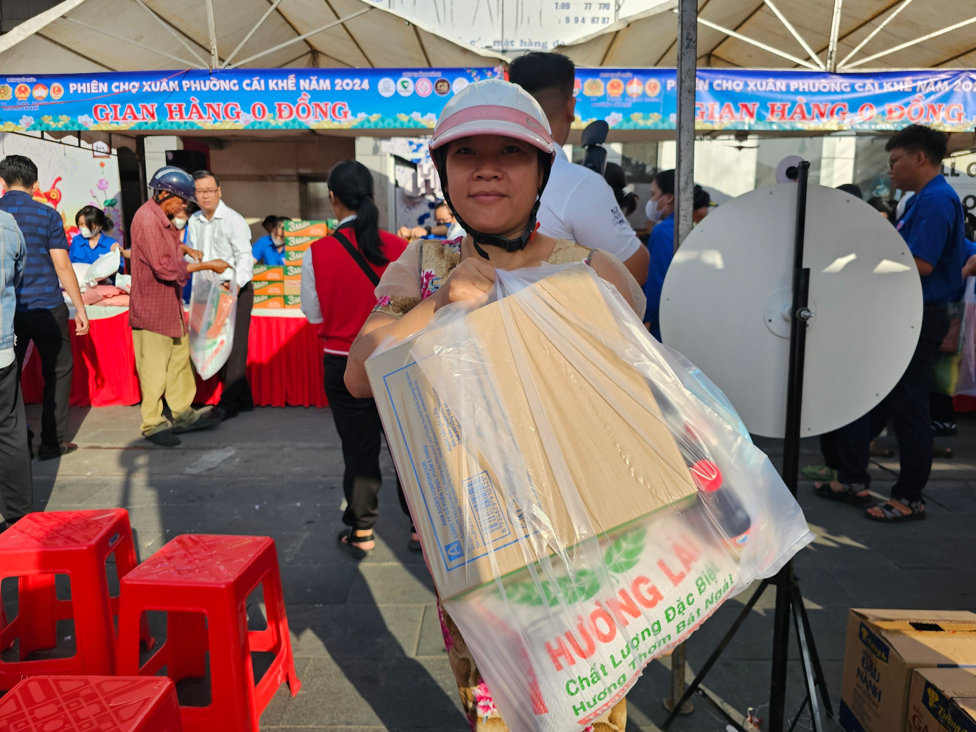 Người dân nhận quà Tết miễn phí. Người dân nhận quà Tết miễn phí.