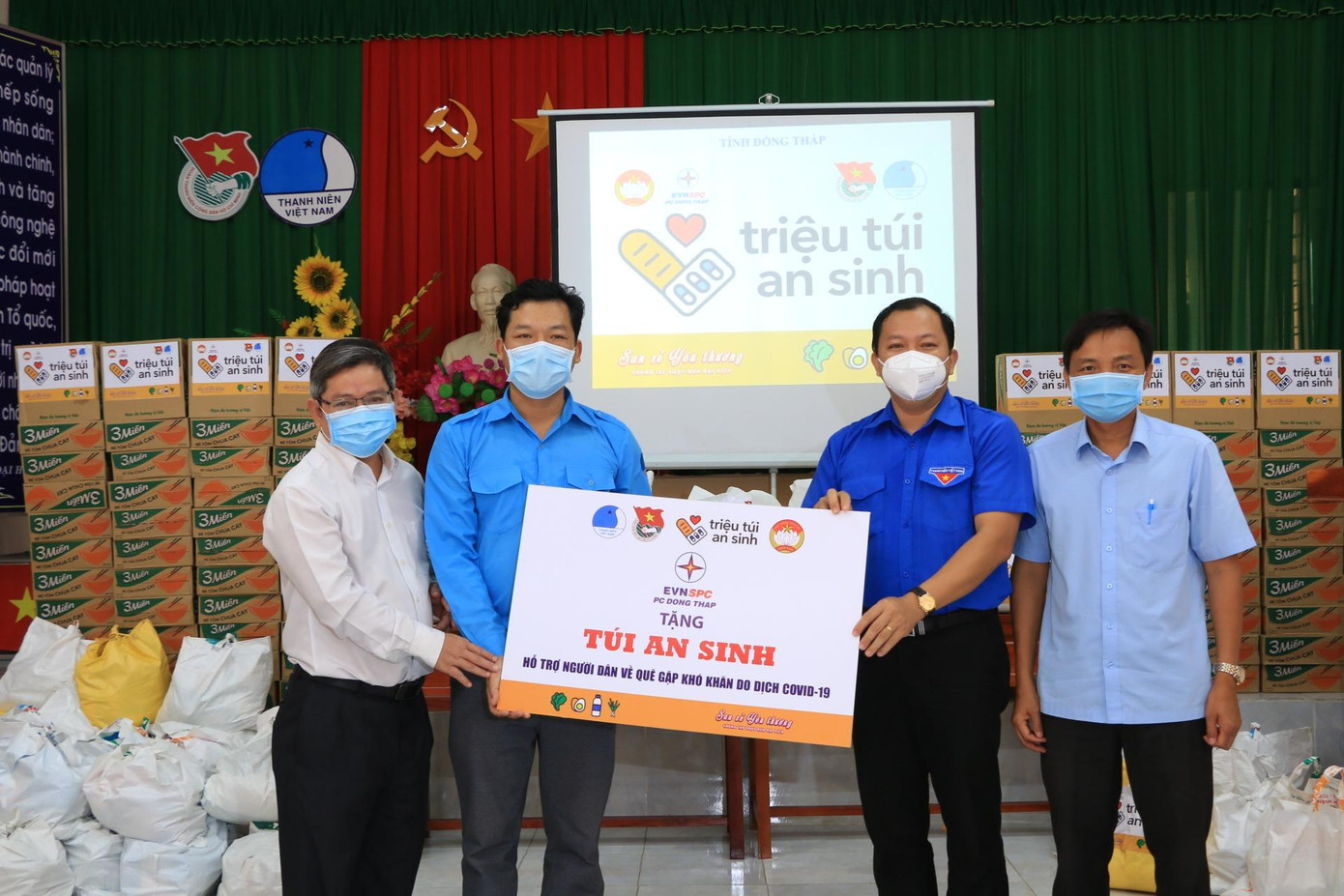 Ông Võ Chí Hữu, Phó Chủ tịch Uỷ ban MTTQ Việt Nam tỉnh Đồng Tháp (bìa phải), anh Huỳnh Minh Thức, Bí thư Tỉnh đoàn (thứ 2 từ phải sang) và đại diện Công ty Điện lực Đồng Tháp trao tặng túi an sinh tại huyện Tam Nông. - Ảnh: TĐ ĐT Ông Võ Chí Hữu, Phó Chủ tịch Uỷ ban MTTQ Việt Nam tỉnh Đồng Tháp (bìa phải), anh Huỳnh Minh Thức, Bí thư Tỉnh đoàn (thứ 2 từ phải sang) và đại diện Công ty Điện lực Đồng Tháp trao tặng túi an sinh tại huyện Tam Nông. - Ảnh: TĐ ĐT