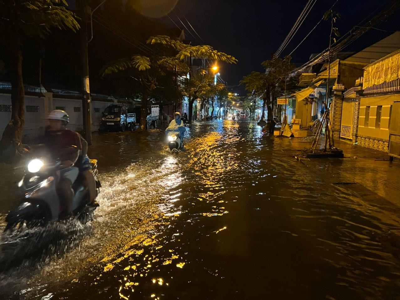 Sau cơn mưa, đường phố chìm trong 'biển nước' tại TP Sóc Trăng Sau cơn mưa, đường phố chìm trong 'biển nước' tại TP Sóc Trăng