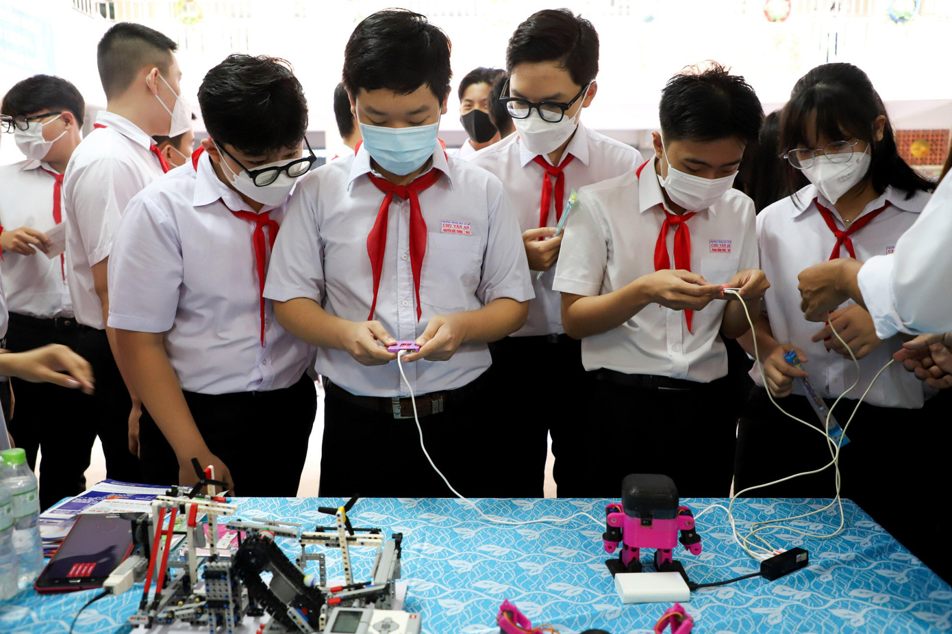 Học sinh trải nghiệm Robotic. - Ảnh: T. Thật