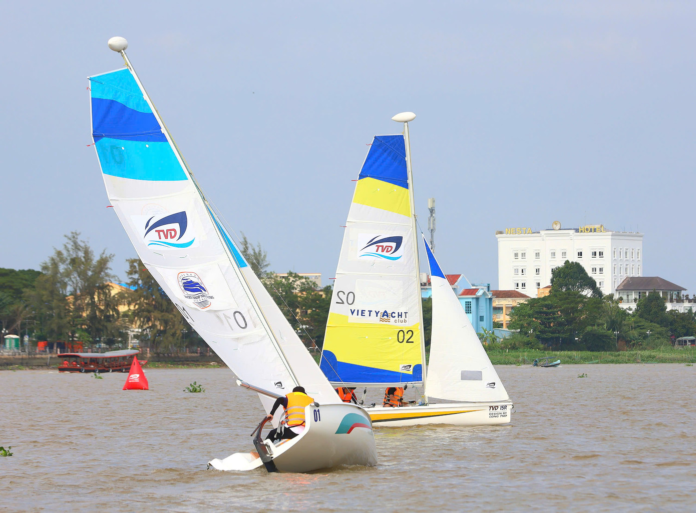 Vận động viên tranh tài thuyền buồm trên sông Hậu. Ảnh: Minh Trung.