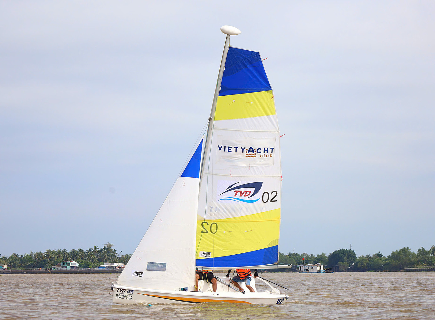 Vận động viên biểu diễn thuyền buồm.