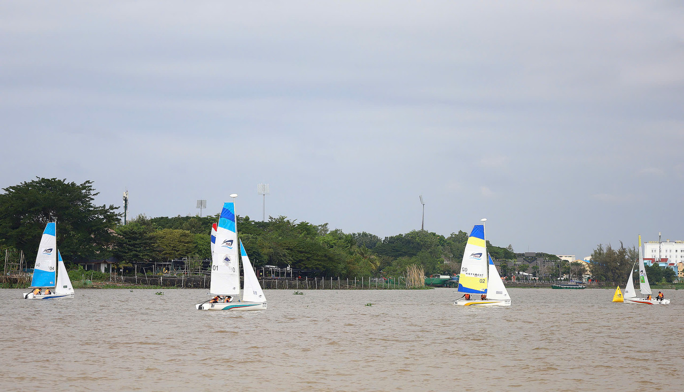 Các vận động viên tranh tài.