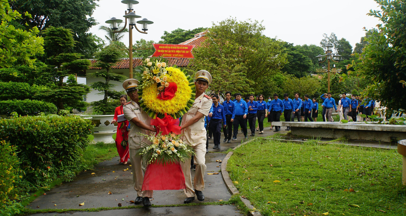 Đoàn đại biểu đại hội Đoàn Thanh niên Cộng sản Hồ Chí Minh tỉnh Đồng Tháp lần thứ XI, nhiệm kỳ 2022 – 2027 vào viếng mộ cụ Nguyễn Sinh Sắc. - Ảnh: Hòa Hội