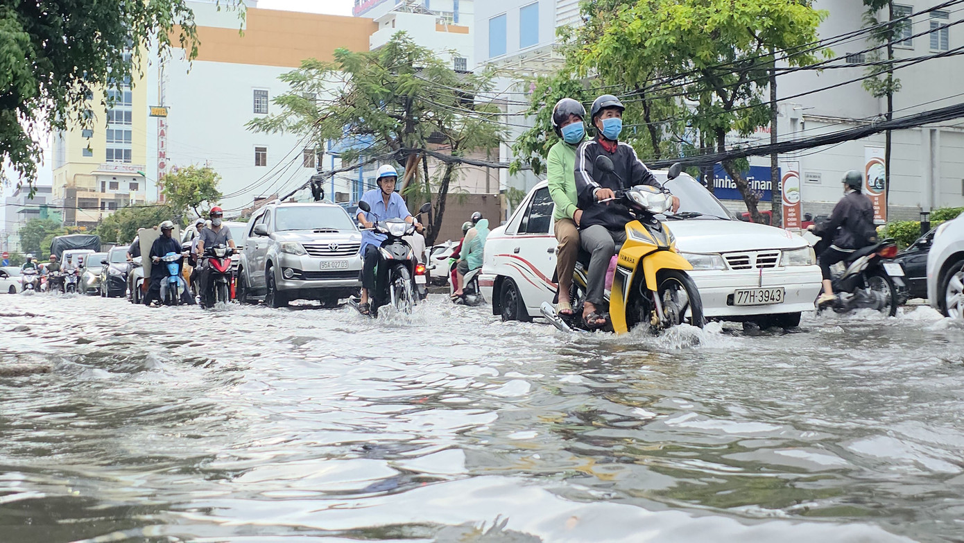 Mưa to gây ngập tại tuyến đường Cách mạng tháng 8 ở quận Ninh Kiều, TP Cần Thơ. Ảnh: M. Trung.