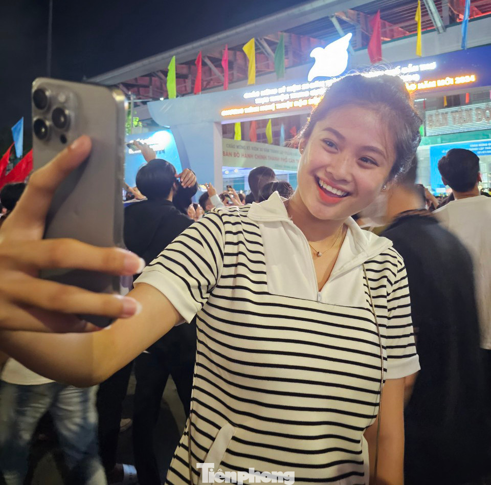 Bạn trẻ ghi lại khoảnh khắc trước khi bước sang năm mới. Ảnh: Hòa Hội