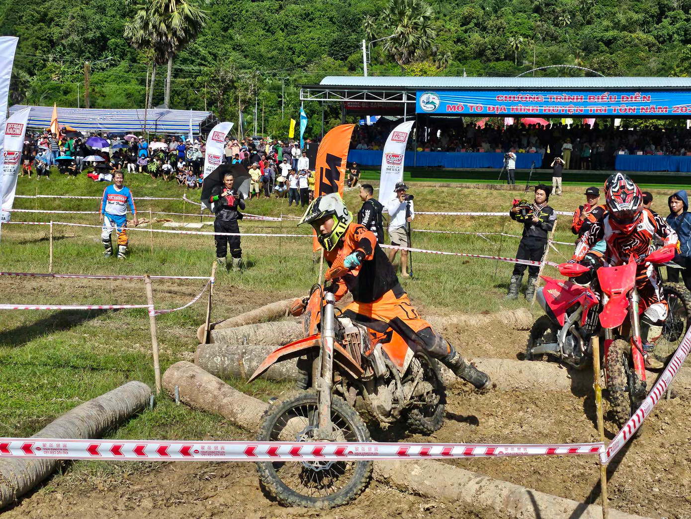 Sân đua được bố trí nhiều chướng ngại vật như: thân cây dừa, vỏ xe, ụ đất, vũng nước lớn… buộc các vận động viên phải dùng kỹ thuật vượt qua, mang đến cho khán giả nhiều tiết mục mạo hiểm, hấp dẫn, kịch tính. Sân đua được bố trí nhiều chướng ngại vật như: thân cây dừa, vỏ xe, ụ đất, vũng nước lớn… buộc các vận động viên phải dùng kỹ thuật vượt qua, mang đến cho khán giả nhiều tiết mục mạo hiểm, hấp dẫn, kịch tính.