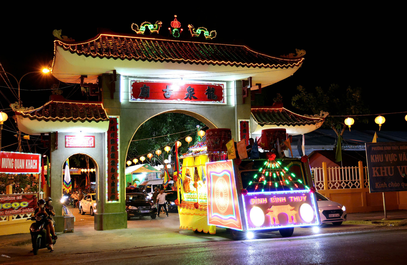 Long xa phụng tán đưa Sắc Thần du ngoạn.