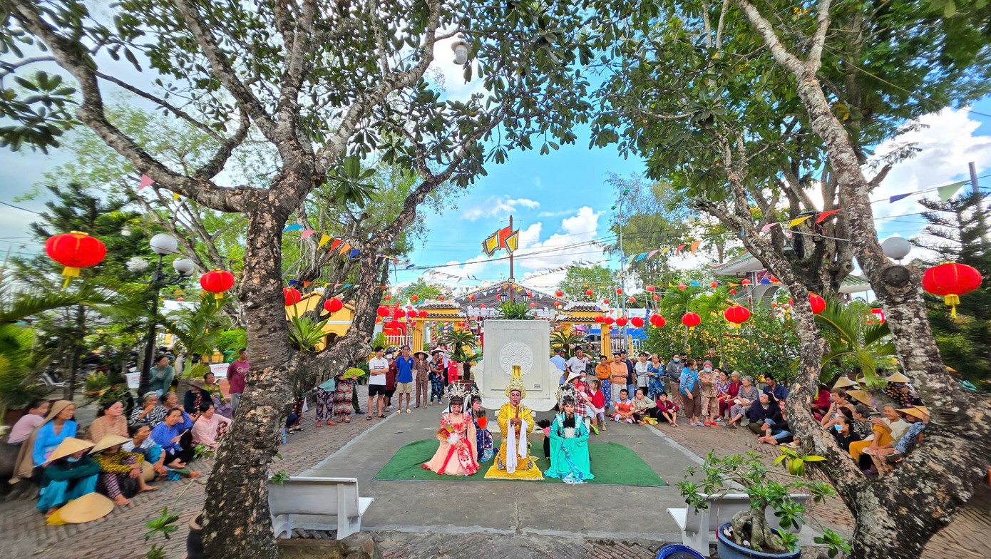 Hoạt động ca hát tại lễ hội.