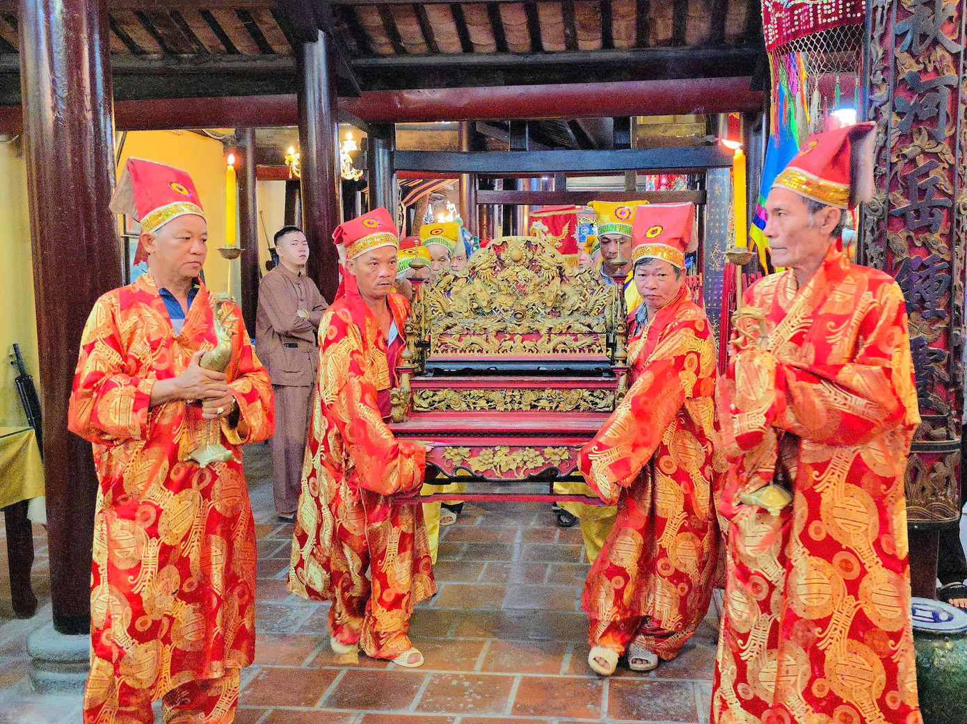 Nghi thức thỉnh Sắc Thần tại đình Bình Thủy.