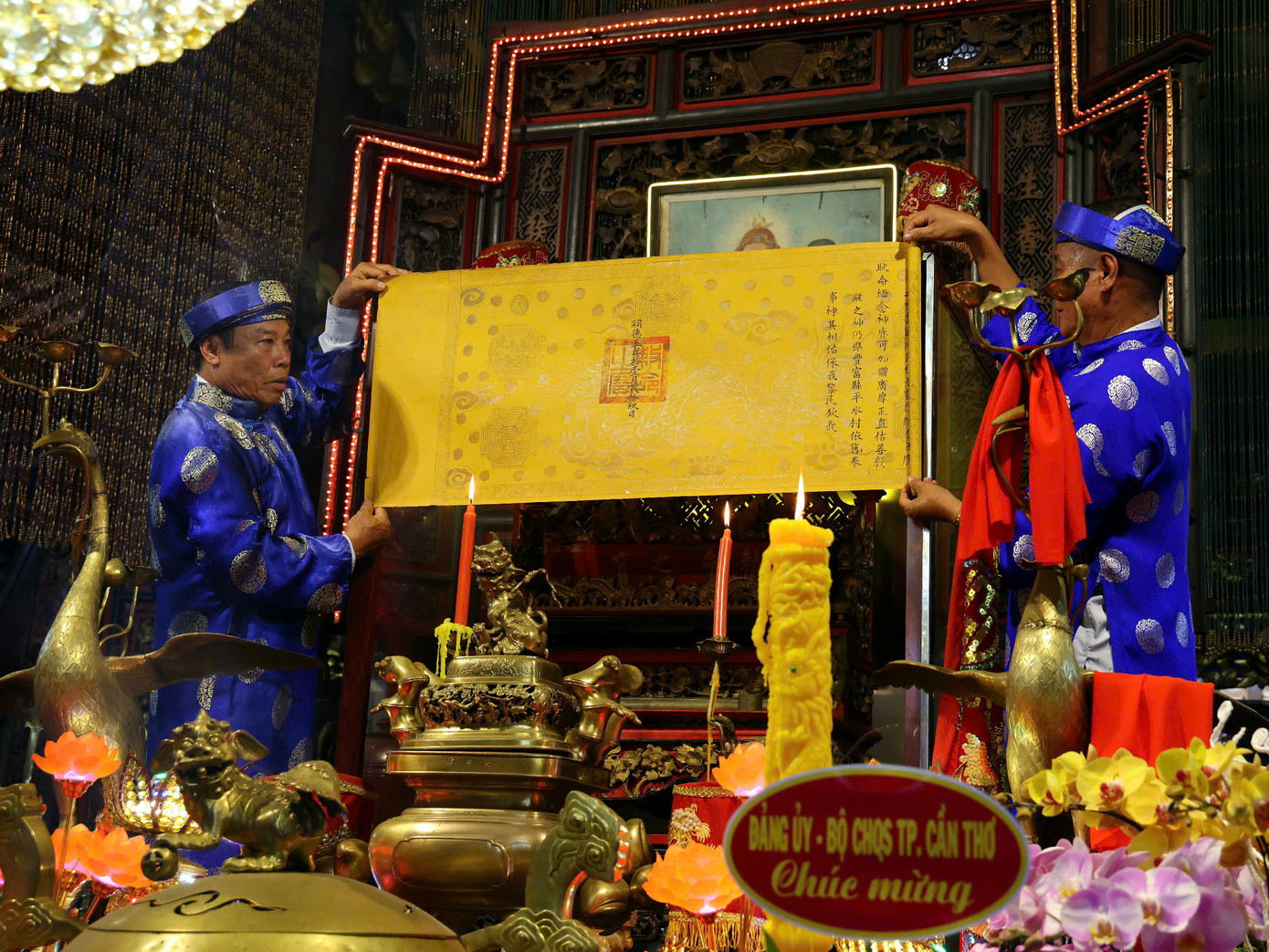 Nghi thức thay khăn Sắc thần.