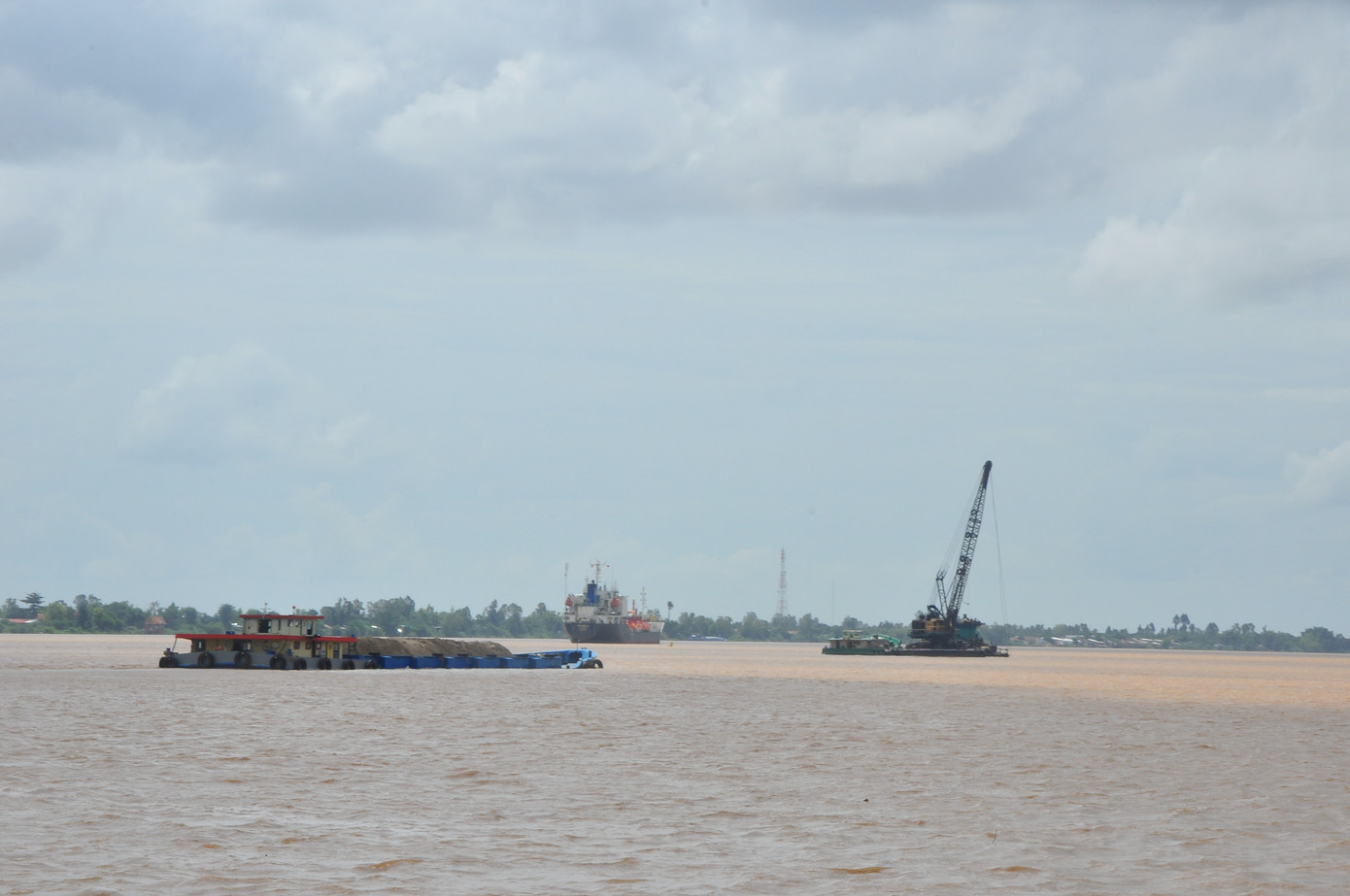 Đồng Tháp dành 3 mỏ cát trên sông Tiền để phục vụ 2 tuyến cao tốc trên địa bàn tỉnh. Ảnh: Hòa Hội Đồng Tháp dành 3 mỏ cát trên sông Tiền để phục vụ 2 tuyến cao tốc trên địa bàn tỉnh. Ảnh: Hòa Hội