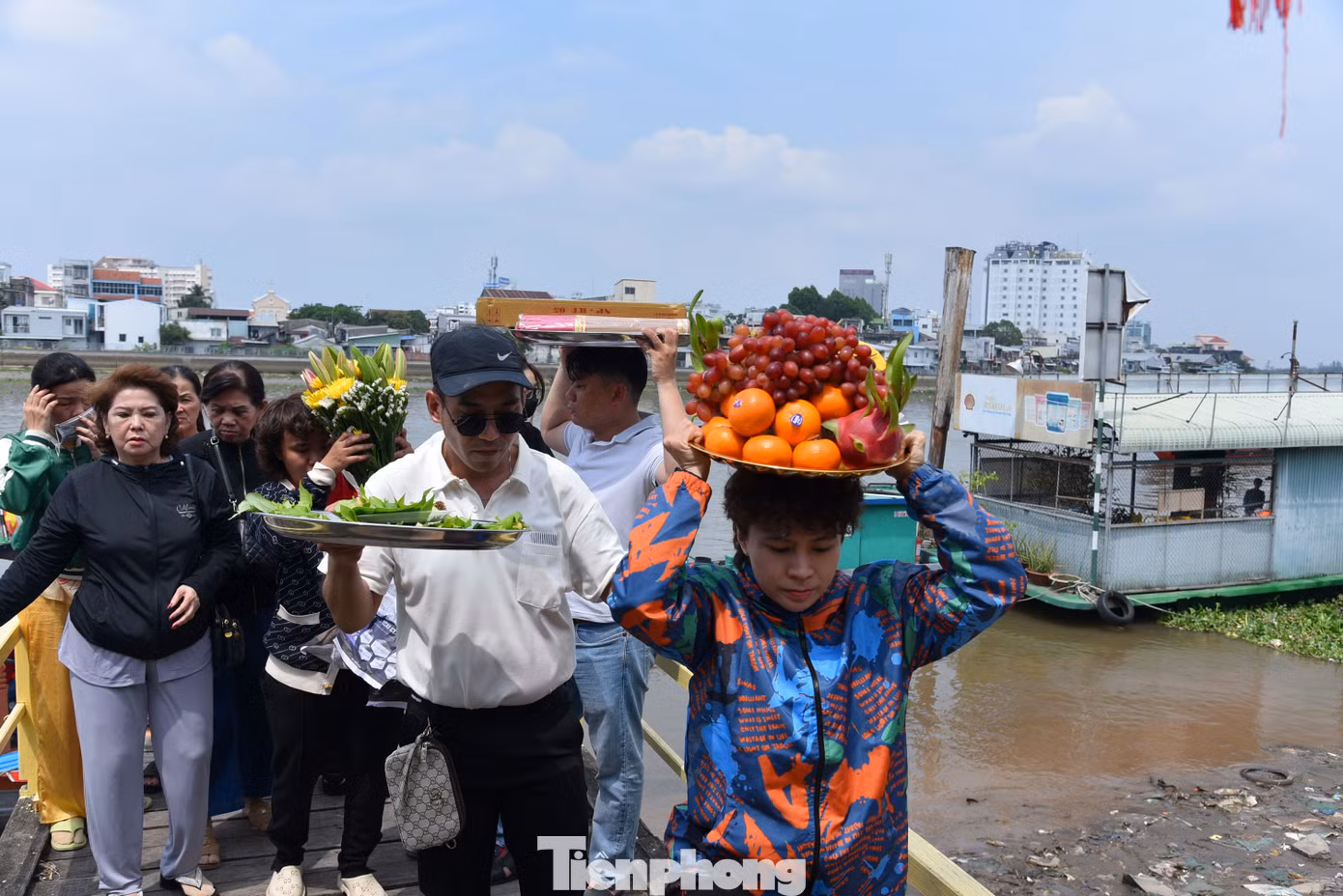 Người dân đội lễ dâng bà chúa Xứ xóm Chài, phường Hưng Phú, Cái Răng, TP Cần Thơ. Ảnh: Hòa Hội.