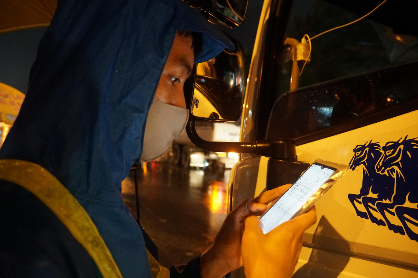 Tình nguyện viên nhập dữ liệu. Ảnh: Hòa Hội