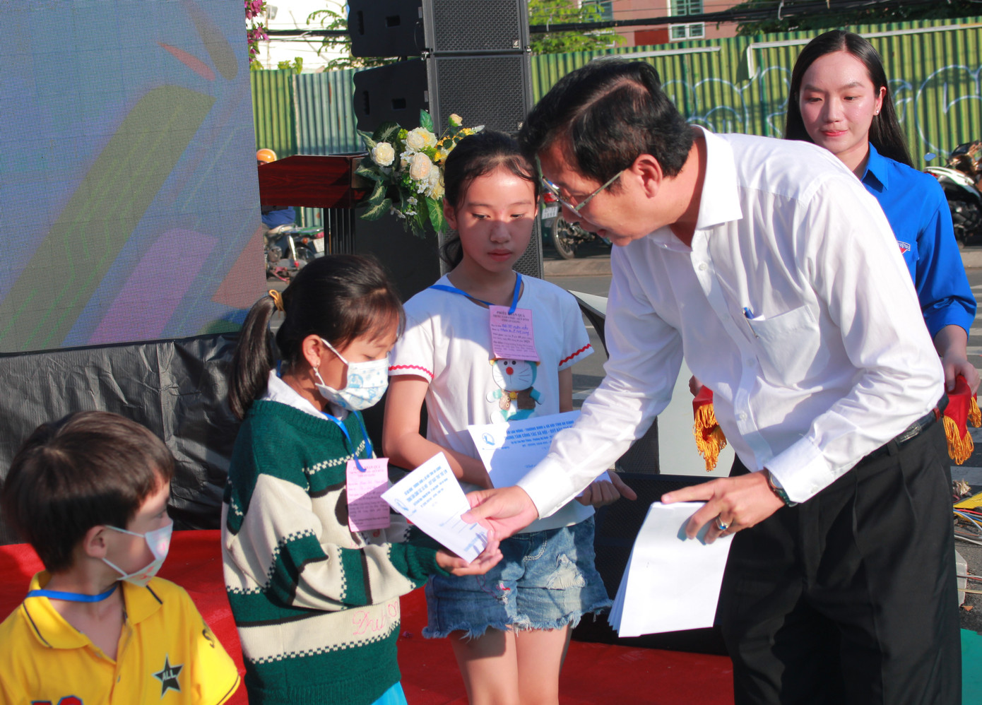 Ông Lê Văn Phước, Phó Chủ tịch UBND tỉnh An Giang tặng quà cho thiếu nhi.