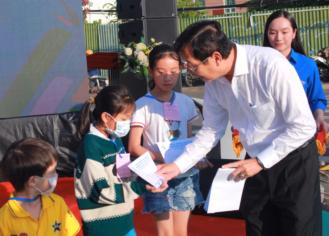 Ông Lê Văn Phước, Phó Chủ tịch UBND tỉnh An Giang tặng quà cho thiếu nhi.