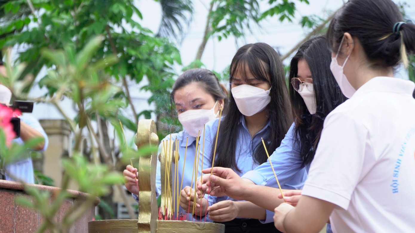 Tuổi trẻ Cần Thơ thắp hương tưởng nhớ đồng chí Châu Văn Liêm