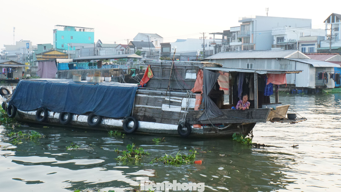 Chợ nổi Cái Răng có khoảng 200 - 250 ghe, tàu mua bán, trao đổi hàng hóa, có lúc lên đến 300, 400 ghe, trong đó số lượng neo đậu cố định khoảng 150 chiếc và từ nơi khác đến khoảng 100 ghe. Ảnh: Hòa Hội.